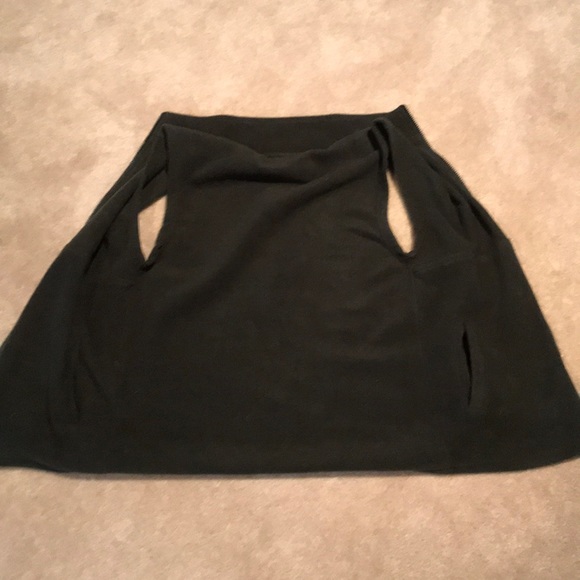 A dark first green vest - Picture 4 of 4